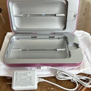 Phonesoap 3. It’s pink and new. Never been used. It comes with a charge cord.